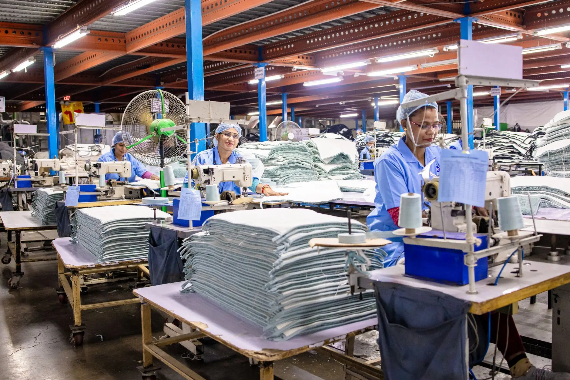 Textile factory floor illustrating the evolving Turkish apparel sector and sustainable manufacturing shifts.