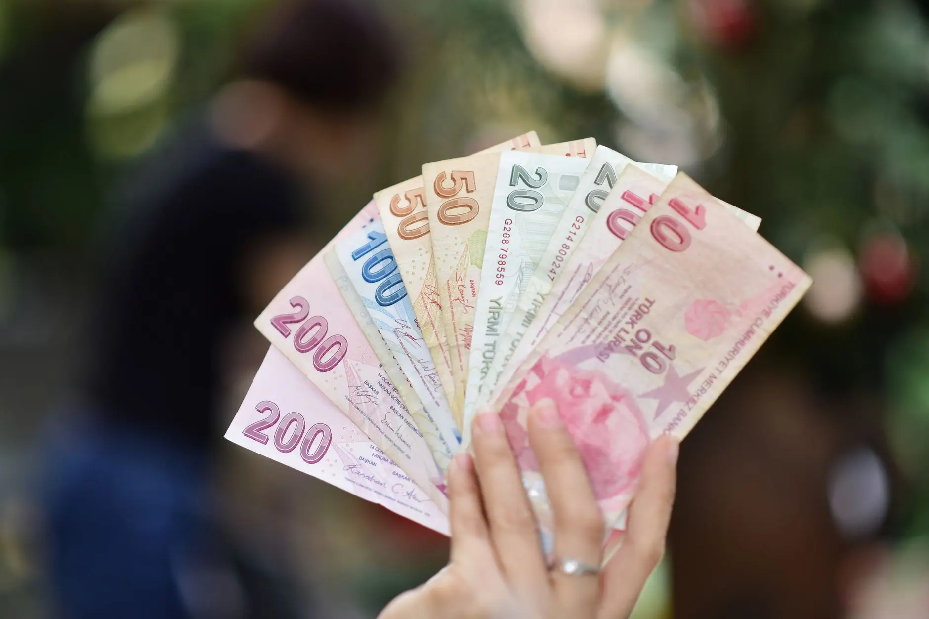 Turkish flag and economic chart representing second quarter growth and fiscal policy updates.